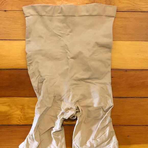 NWOT SKIMS High-Waisted Above the Knee Shapewear short - Picture 2 of 7